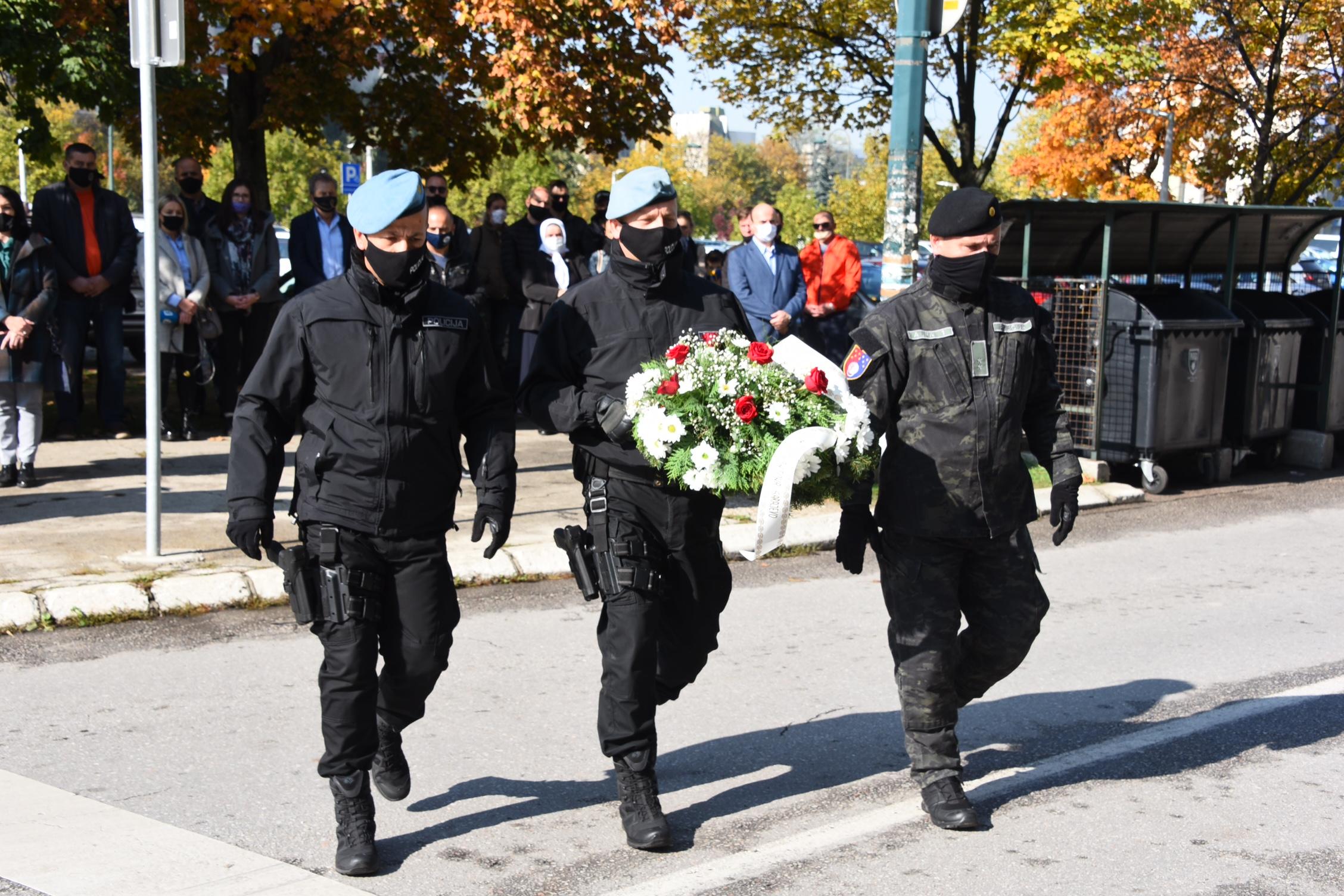 Polaganjem cvijeća obilježena druga godišnjica od ubistva policajaca Davora Vujinovića i Adisa Šehovića