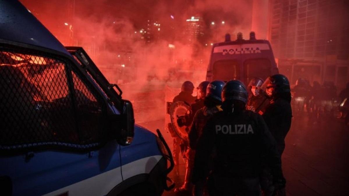 Demonstranti palili kontejnere u znak protesta zbog novih mjera