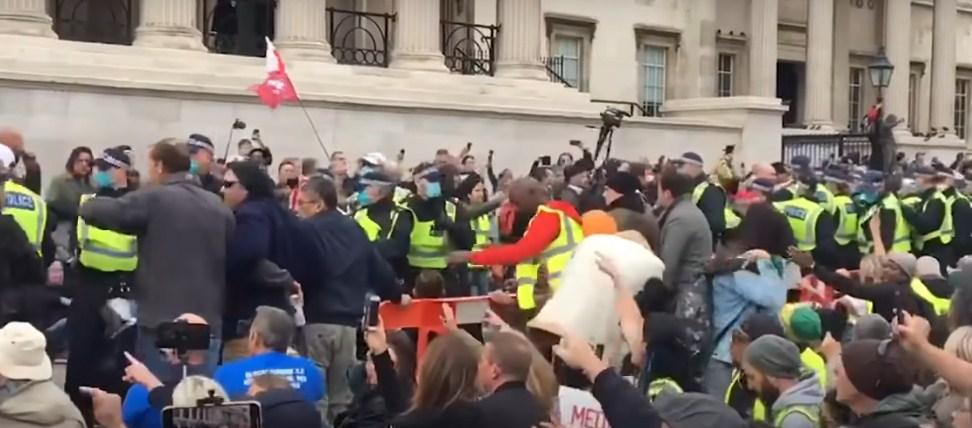 Veliki protesti protiv "lockdowna" u Engleskoj, uhapšeno više od 100 ljudi