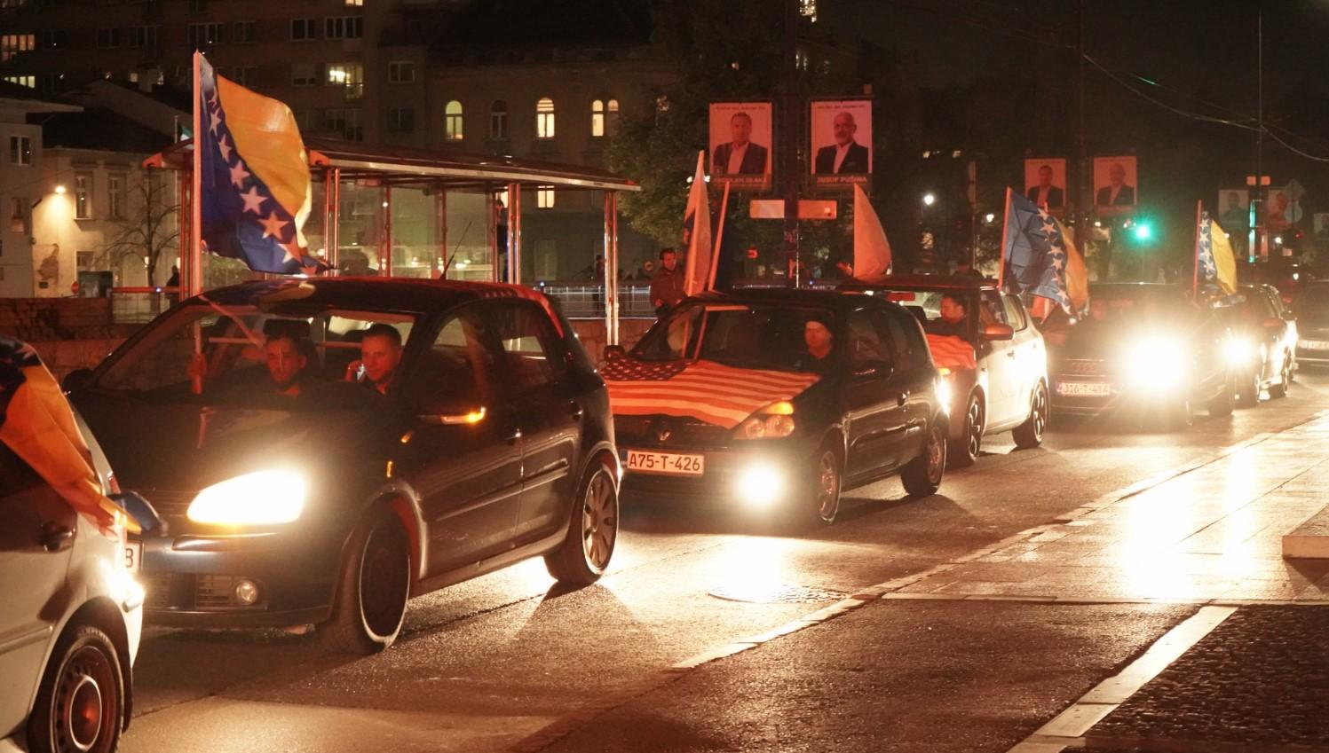 Vijećnica osvijetljena u čast pobjede Bajdena, kolone vozila sa zastavama SAD i BiH