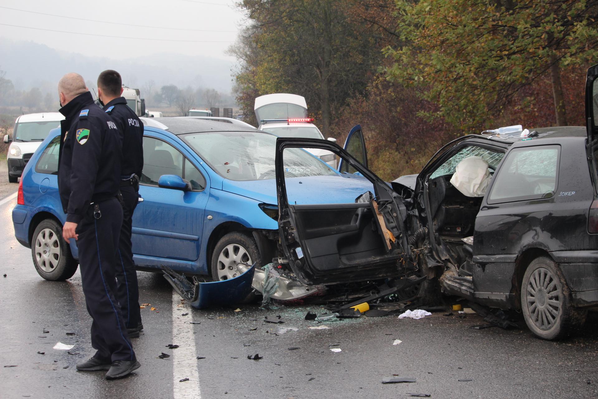 U sudaru Peugeota i Golfa tri osobe povrijeđene, zadržane u gračaničkoj bolnici