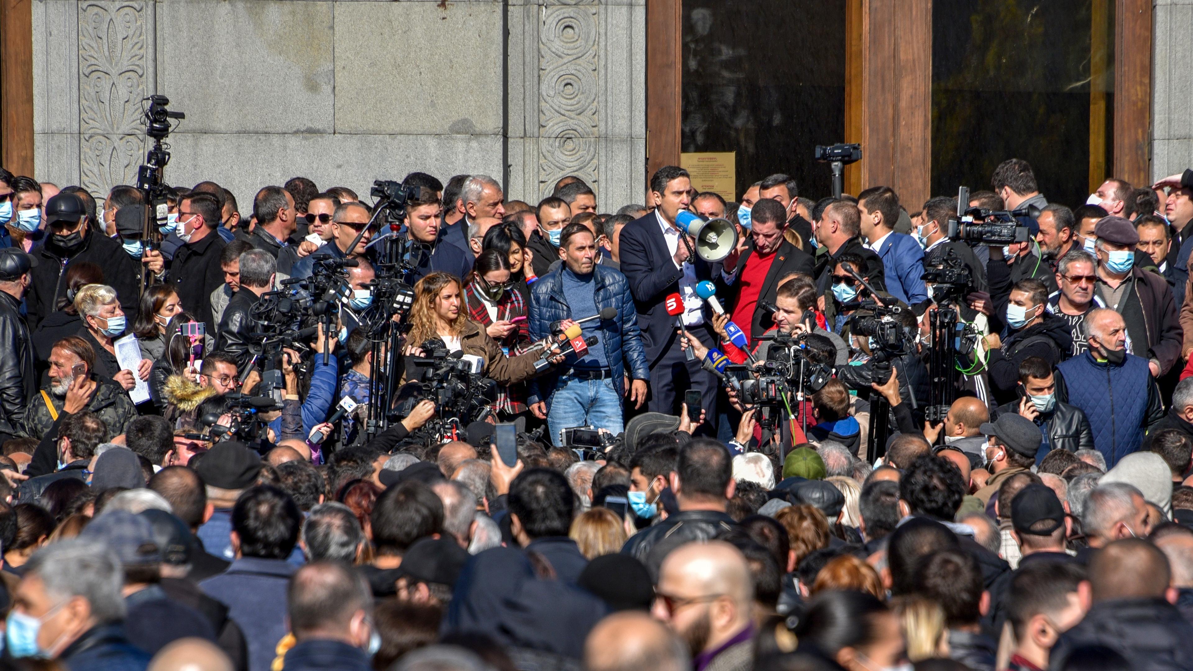 Veliki protesti u Jerevanu, traži se ostavka premijera