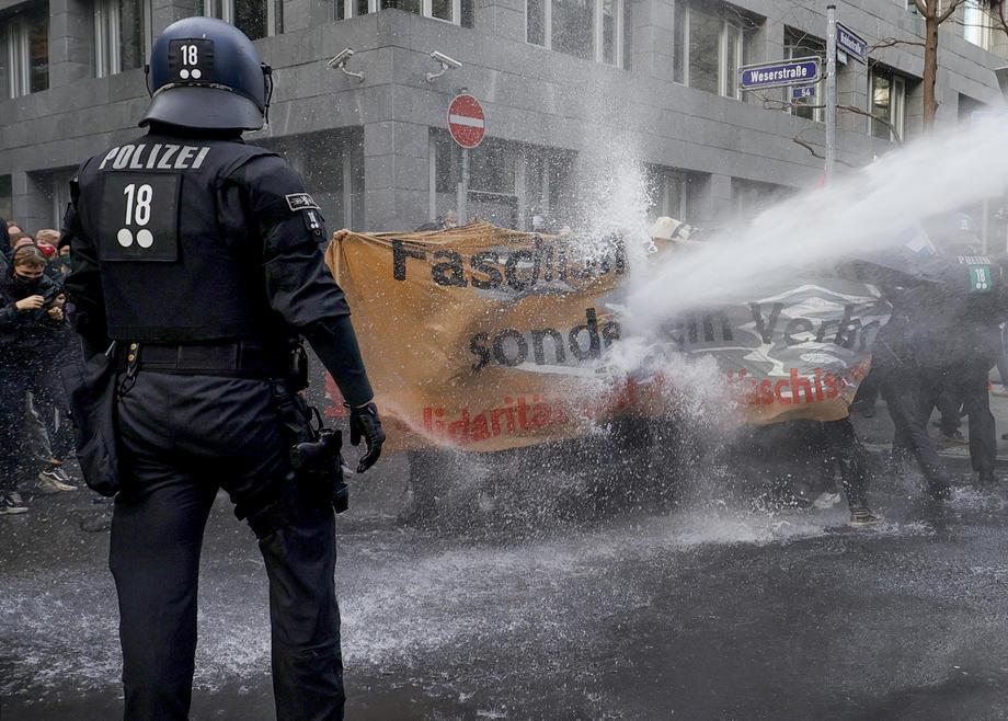 Haos na ulicama Frankfurta: Policija vodenim topom na demonstrante