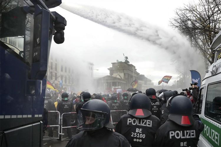 Neredi u Berlinu, policija upotrijebila vodeni top