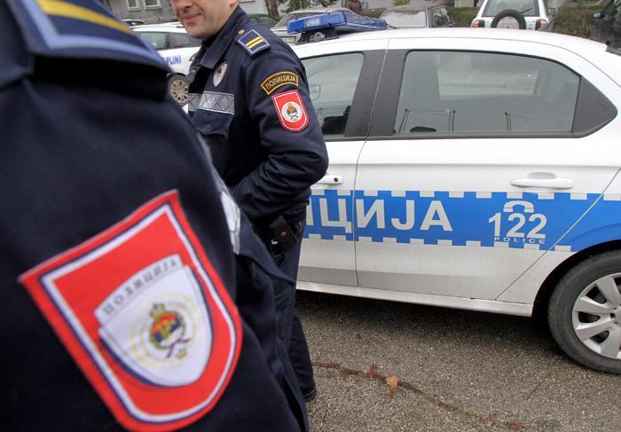 Policija traga za razbojnicima, uz prijetnju sjekirom ukrali 120 KM