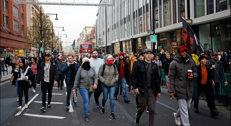 Građani izašli na ulice Londona zbog mjera karantina, ali i vakcina protic koronaviusa - Avaz