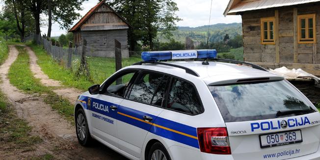 Odveo sina i prijatelja u šumu, vezao ih za stablo i tukao