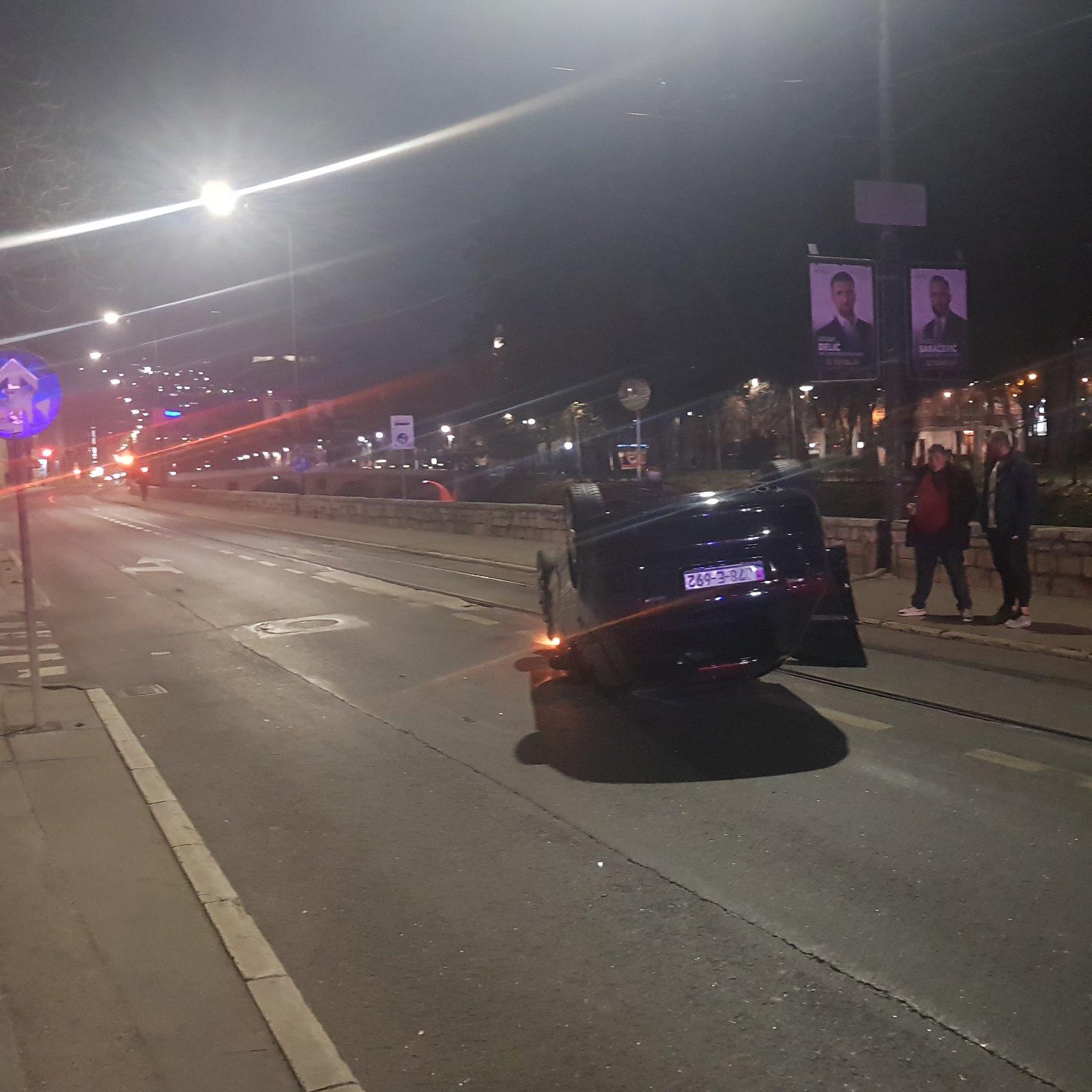 Saobraćajna nesreća u centru Sarajeva, jedno vozilo završilo na krovu