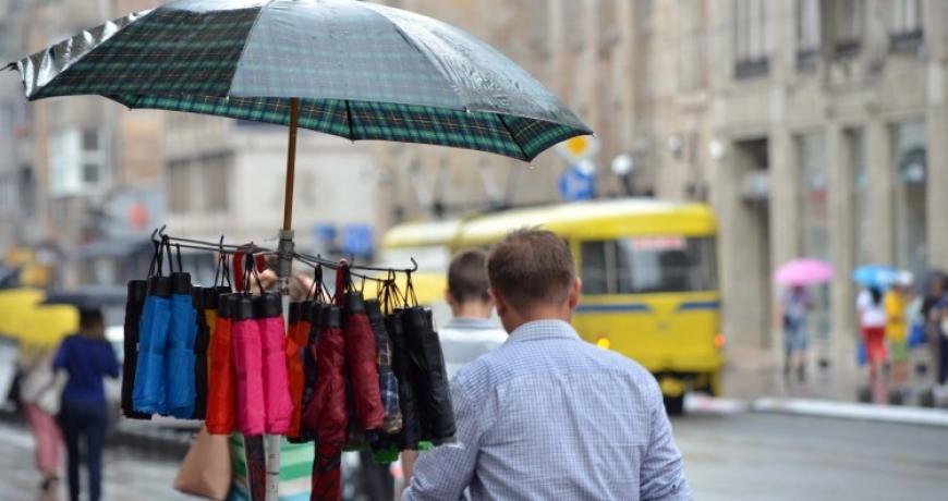 Oblačno s kišom, povremeno jaki udari vjetra