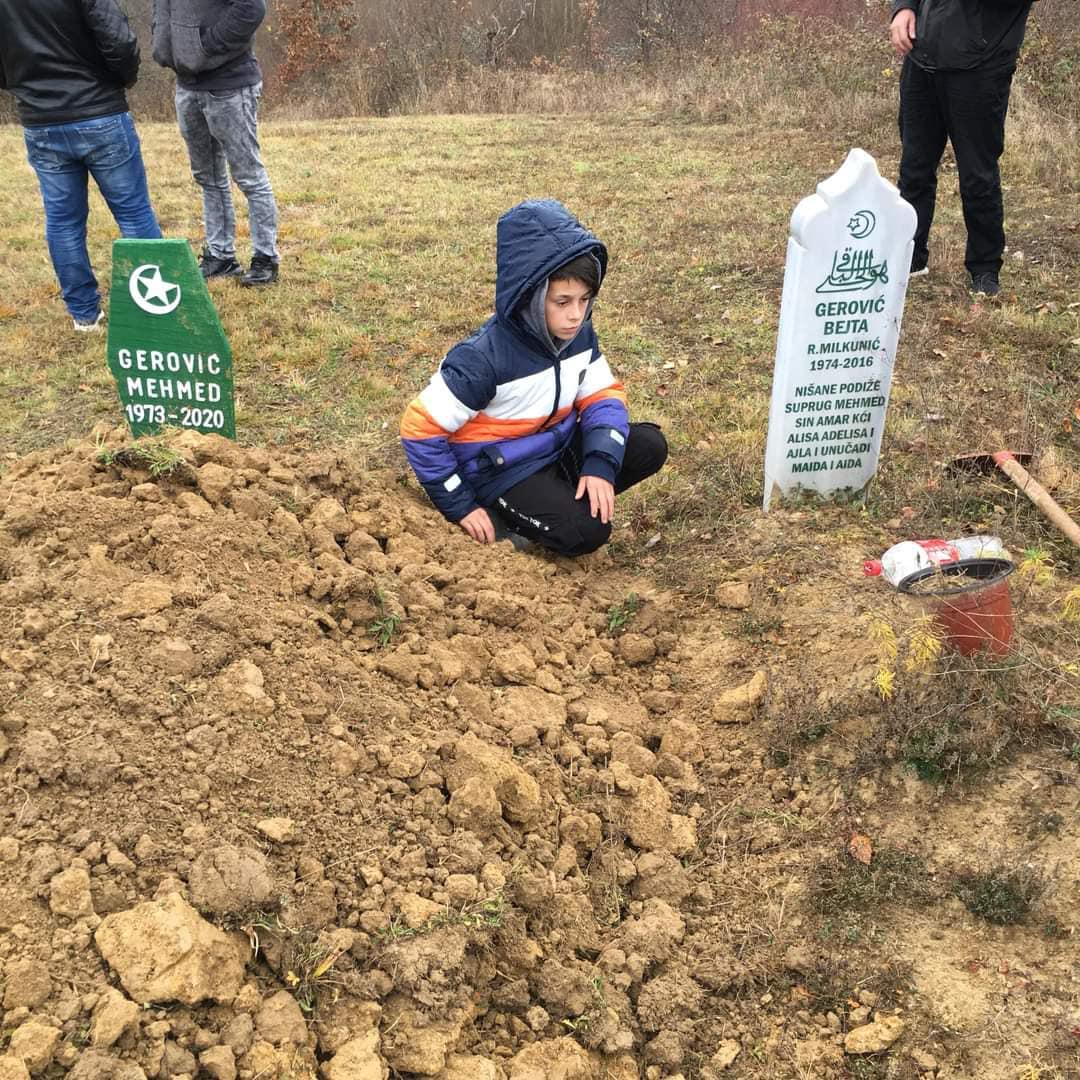 Četrnaestogodišnji dječak oprašta se od svog oca, a majku izgubio prije četiri godine