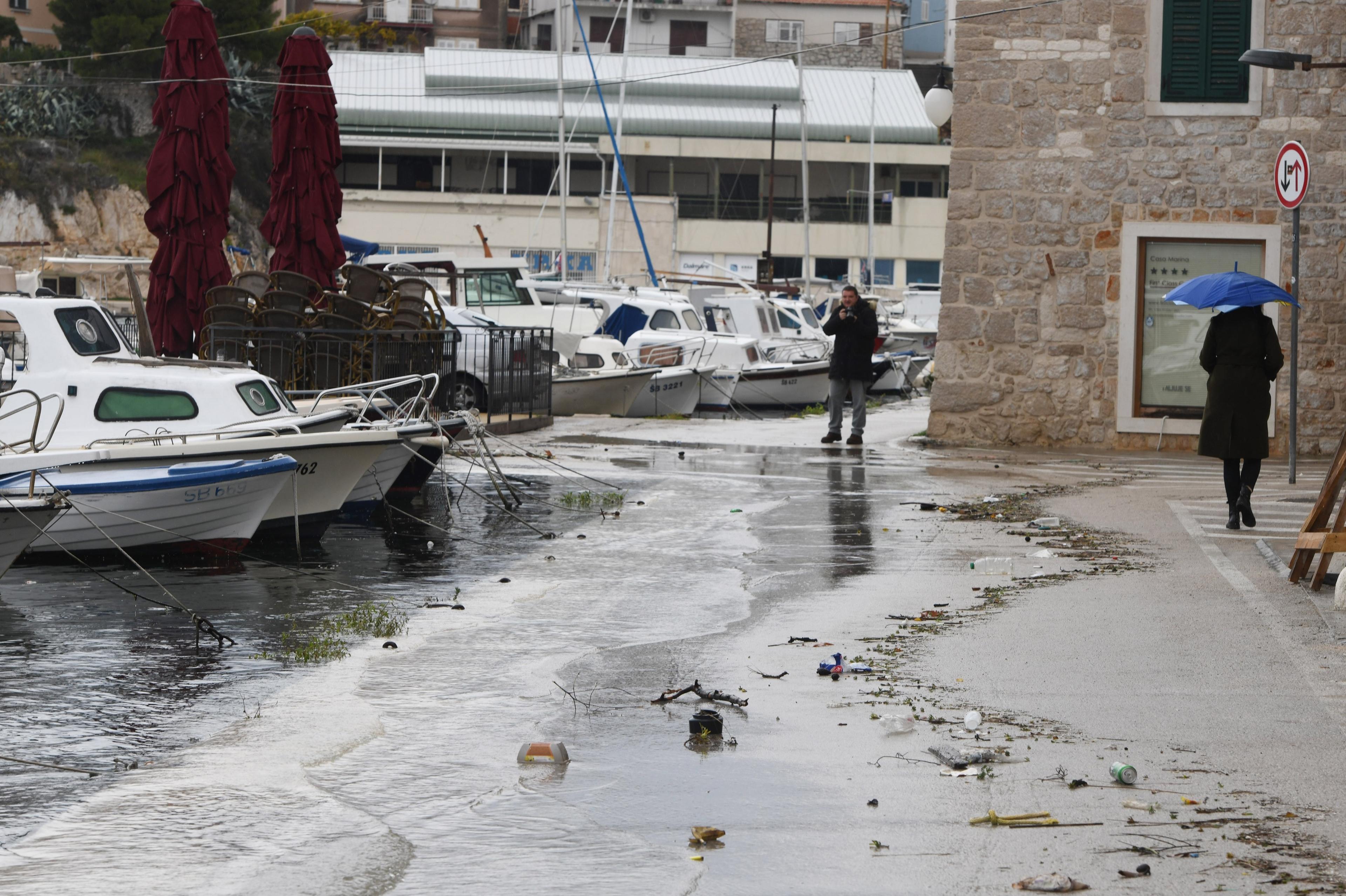 Šibenik: Jaka plima i jugo poplavili dio gradske četvrti Dolac - Avaz