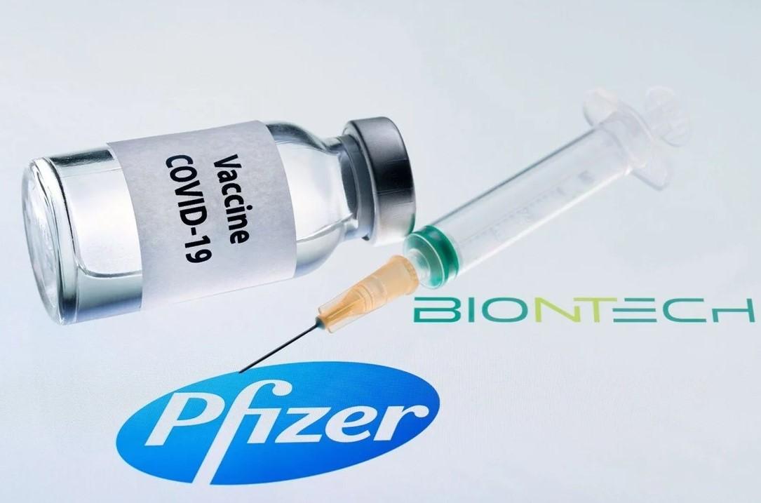 London shows vials with Covid-19 vaccine stickers attached and syringes with the logo of US pharmaceutical company Pfizer and German partner BioNTech - Avaz