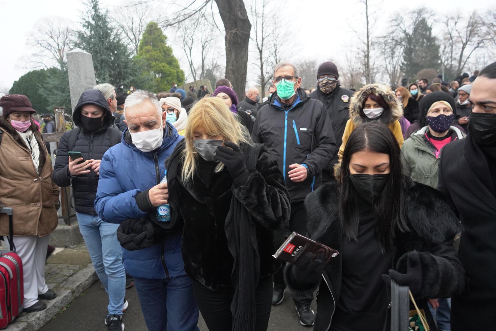 Stotine prijatelja i članova porodice oprostilo se od velikog pjevača - Avaz