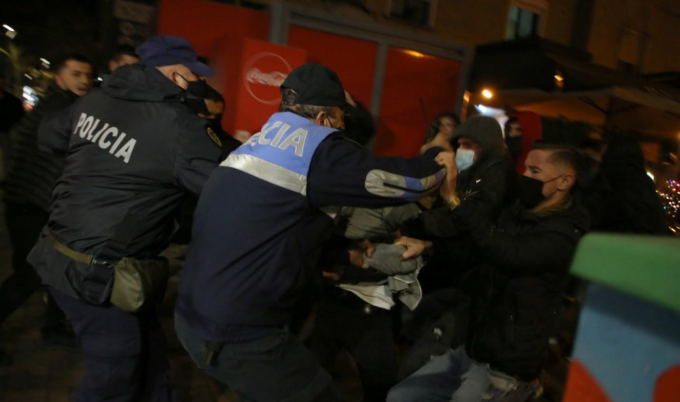 Peti dan protesta zbog smrti mladića, sukob demonstranata s policijom