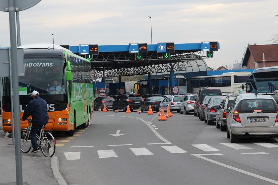 Policajci kontrolirali putnike - Avaz