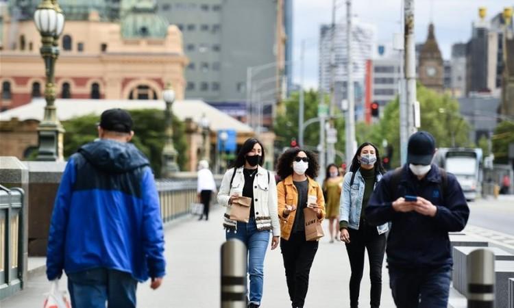 WHO poziva Evropljane da nose maske na porodičnim božićnim druženjima