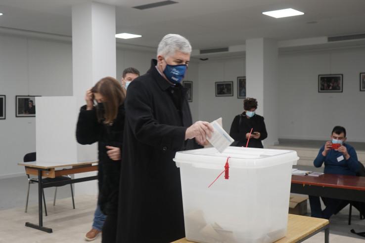 Čović during today's vote - Avaz