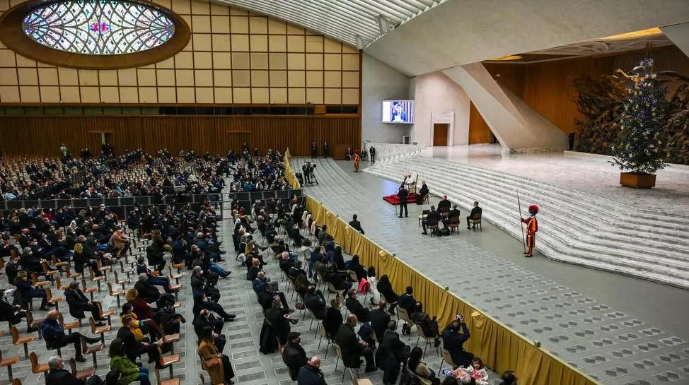 "You are the ones who count the most," Francis told Vatican staff - Avaz