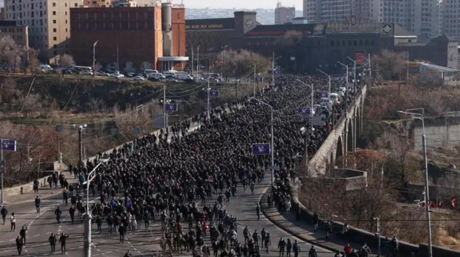 Više od 25.000 demonstranata tražilo ostavku premijera Armenije
