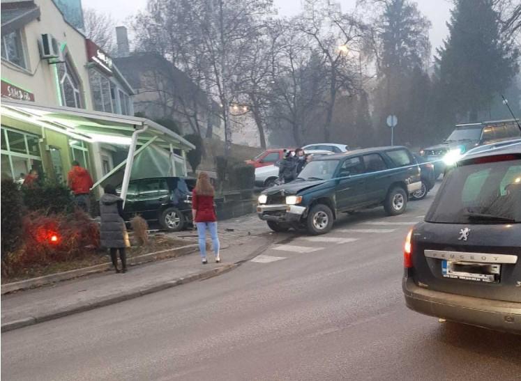 Kakanj: Golf se zabio u ćevabdžinicu