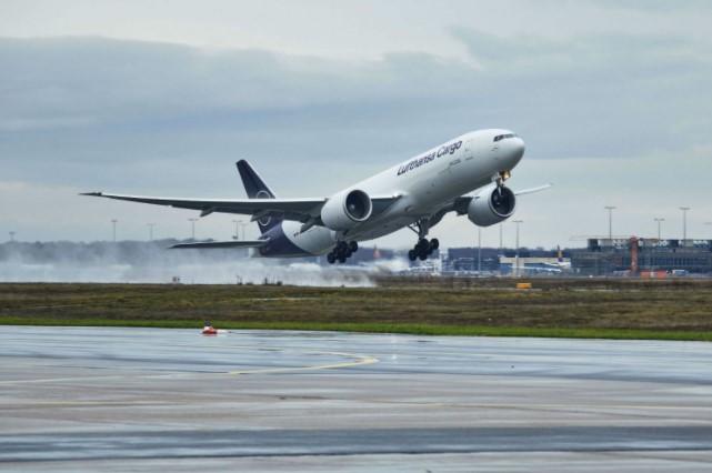 A Lufthansa cargo flight lifting off to deliver groceries - Avaz