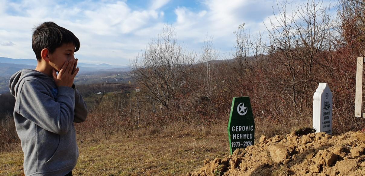 Amar pored mezara svojih roditelja - Avaz