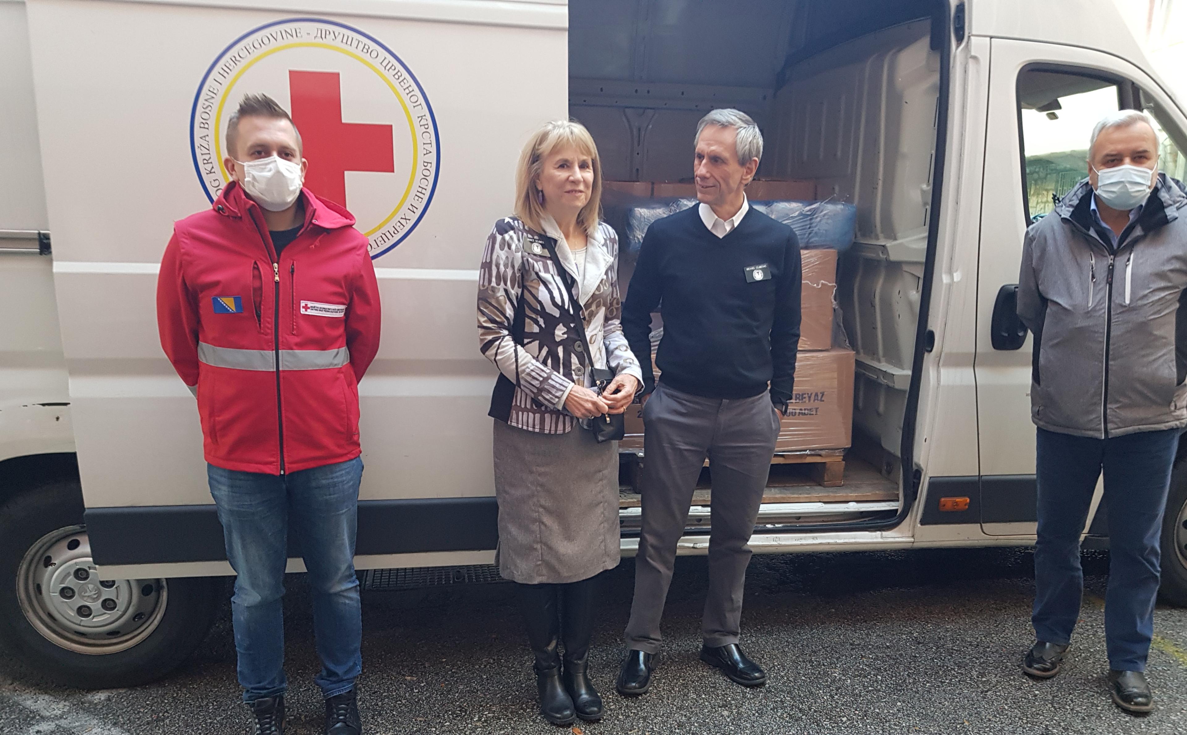 Donirana oprema sadrži zaštitne maske, sterilne rukavice, kape te navlake za obuću - Avaz