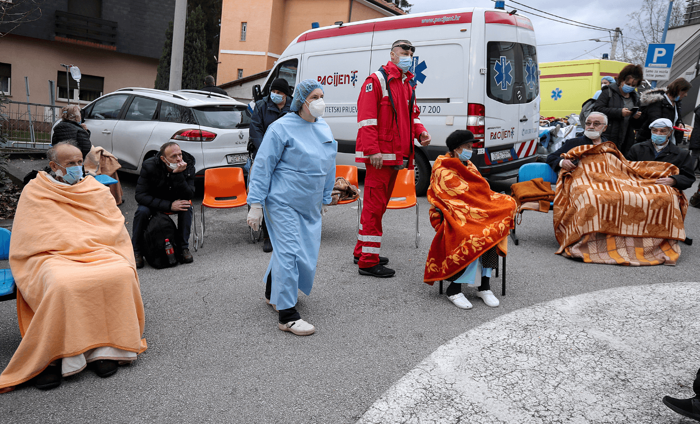 Pacijenti ispred zagrebačke bolnice Sveti Duh - Avaz