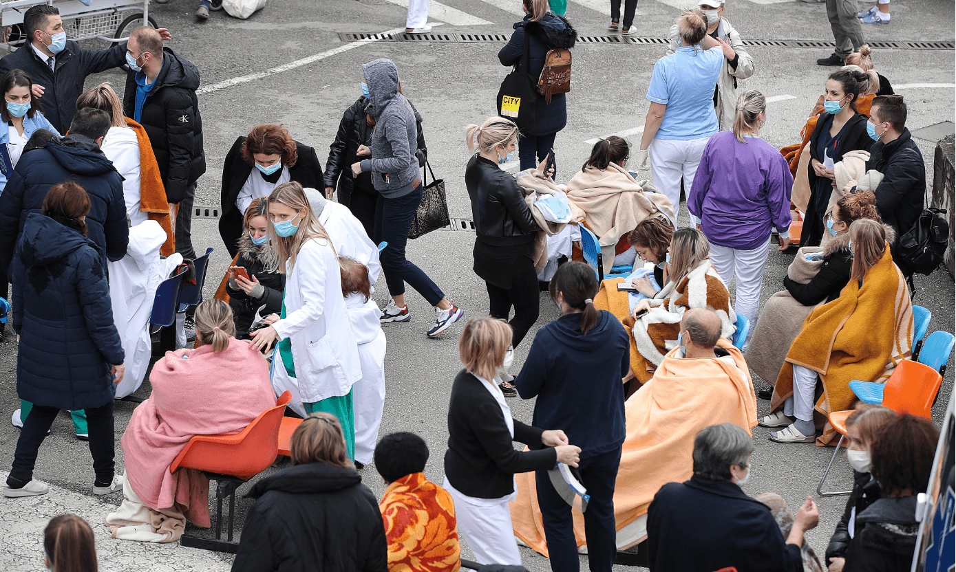 Patients in front of Zagreb's Sveti Duh Hospital - Avaz