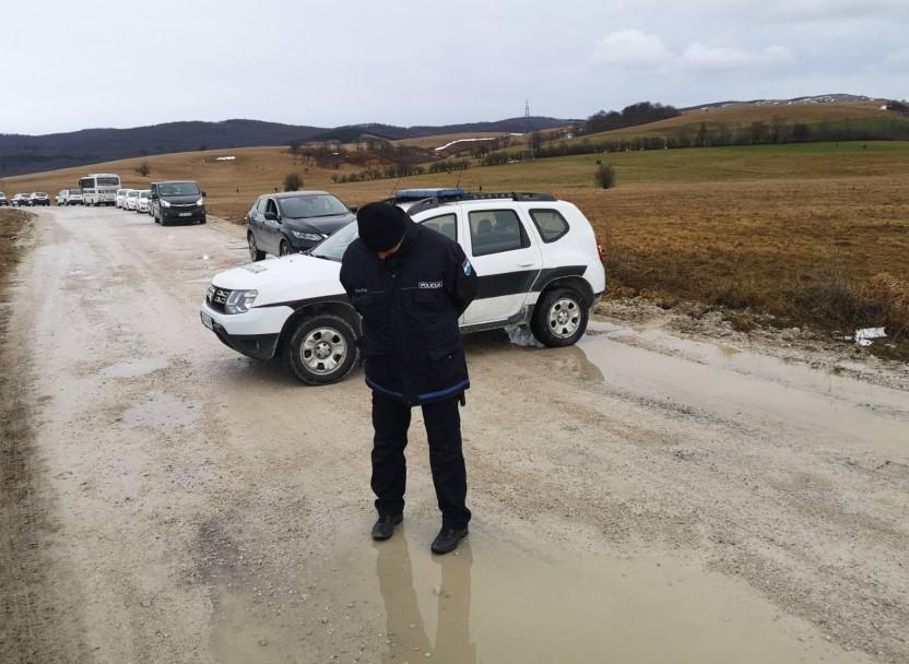 Policajci čuvaju autobuse - Avaz