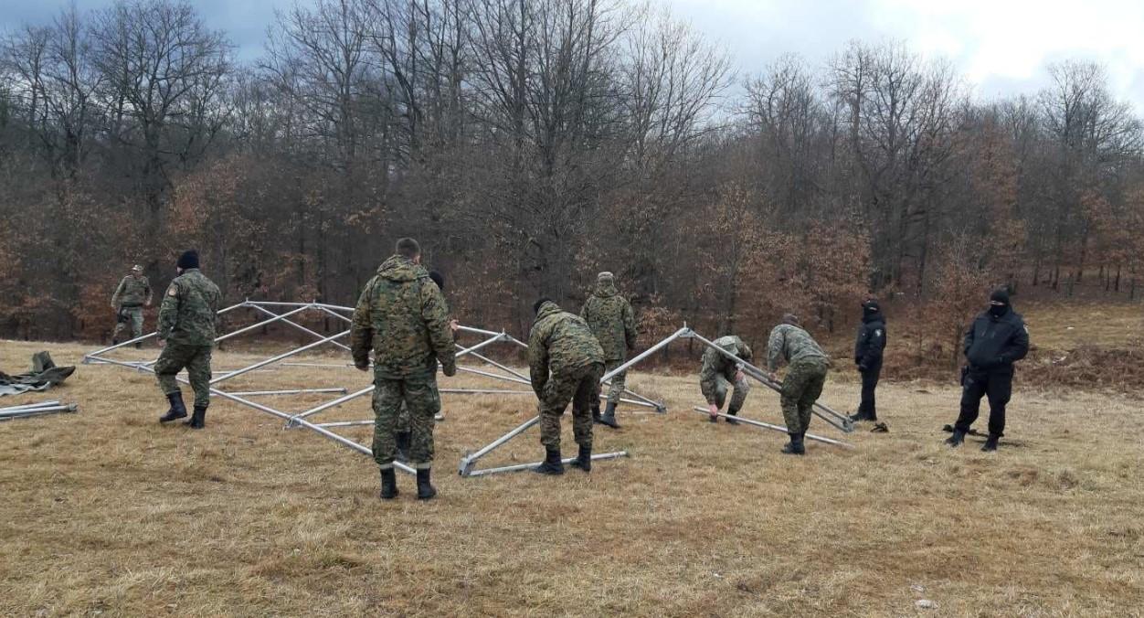 Vojska postavlja šatore za migrante na Lipi