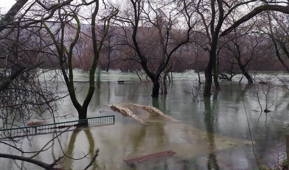 Buna poplavila ceste i objekte