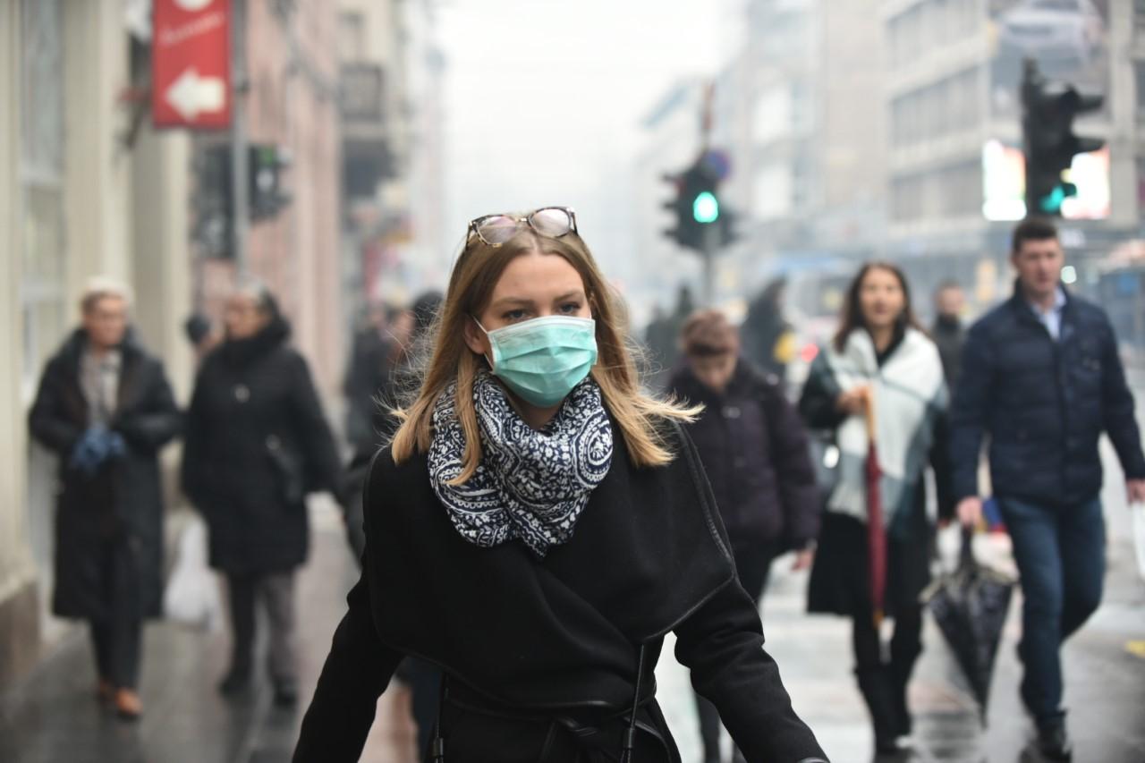 Obavezno nošenje zaštitne maske i na otvorenom - Avaz