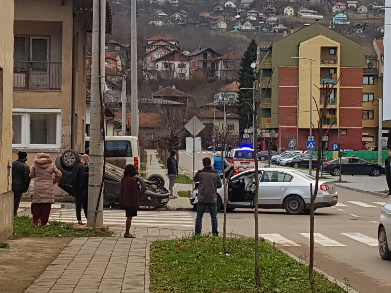 Vozilo završilo na krovu: Povrijeđena djevojka u Fordu