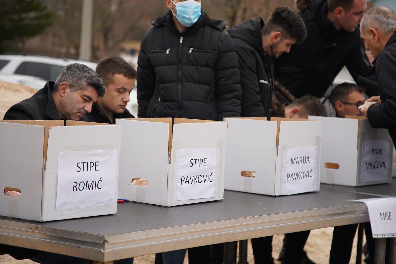 A river of people arrives at the funeral of six young people from Posušje - Avaz