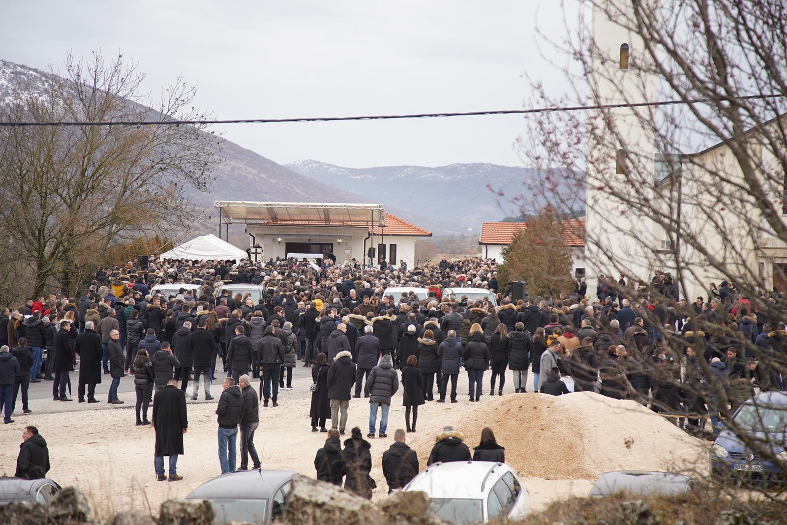 A river of people arrives at the funeral of six young people from Posušje - Avaz