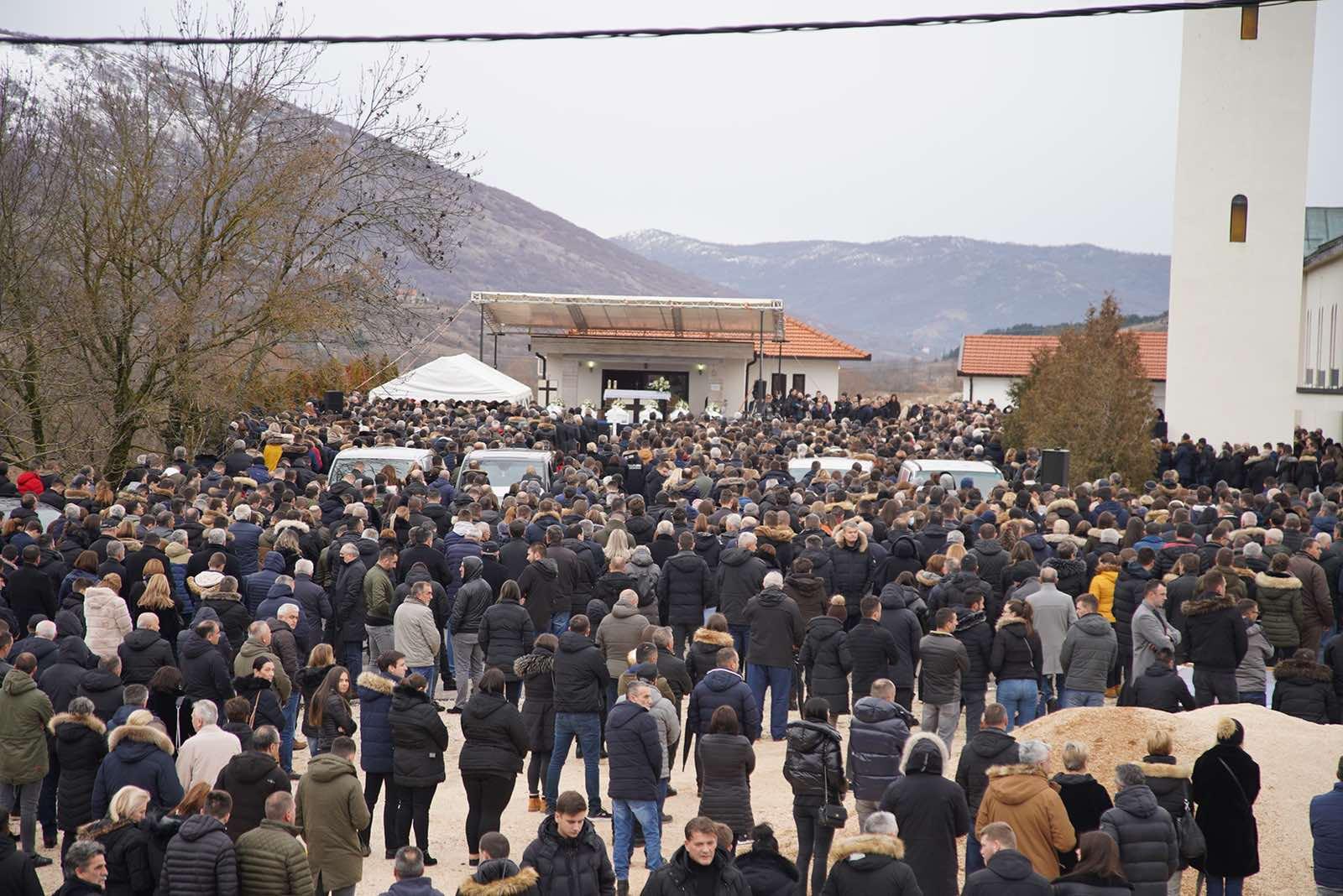 Rijeka ljudi na sahrani šestero mladih - Avaz