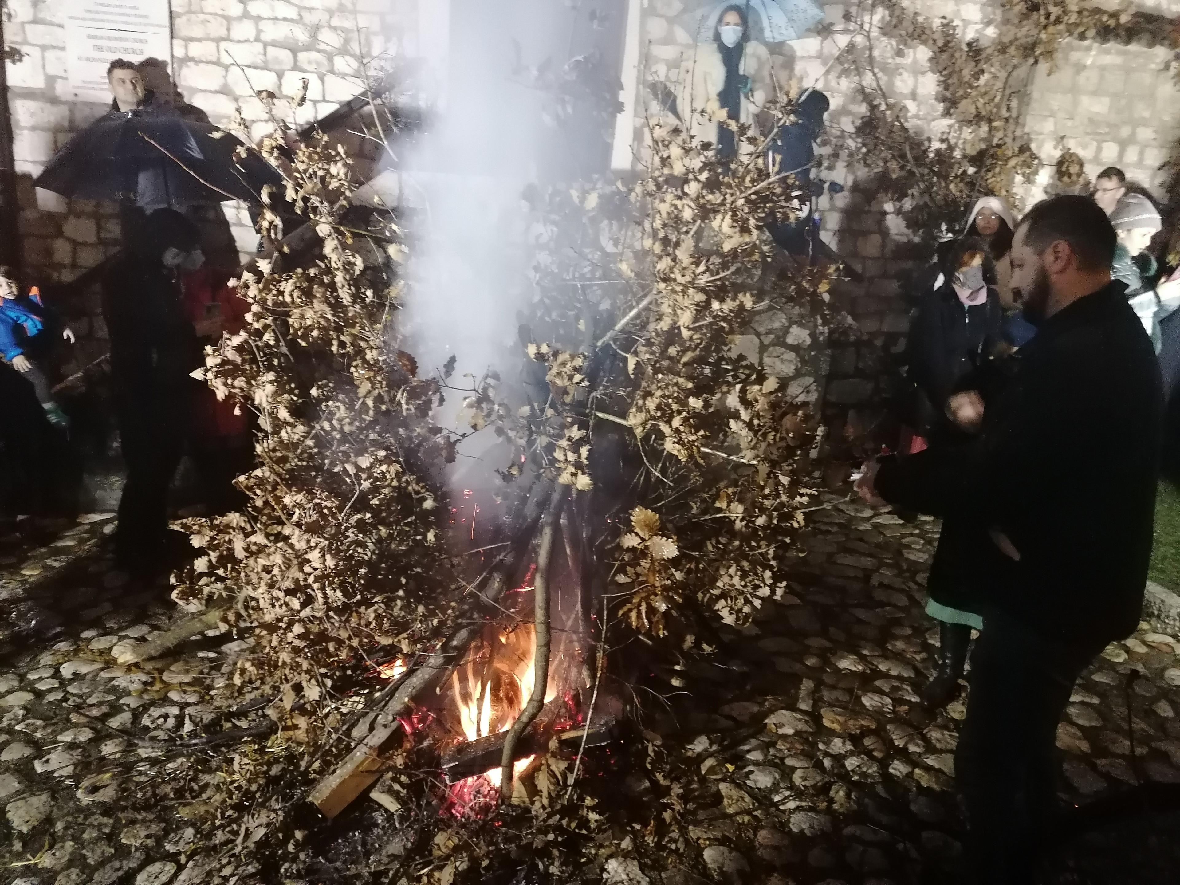 Paljenjem badnjaka ispred Stare pravoslavne crkve vjernici najavili dolazak Božića