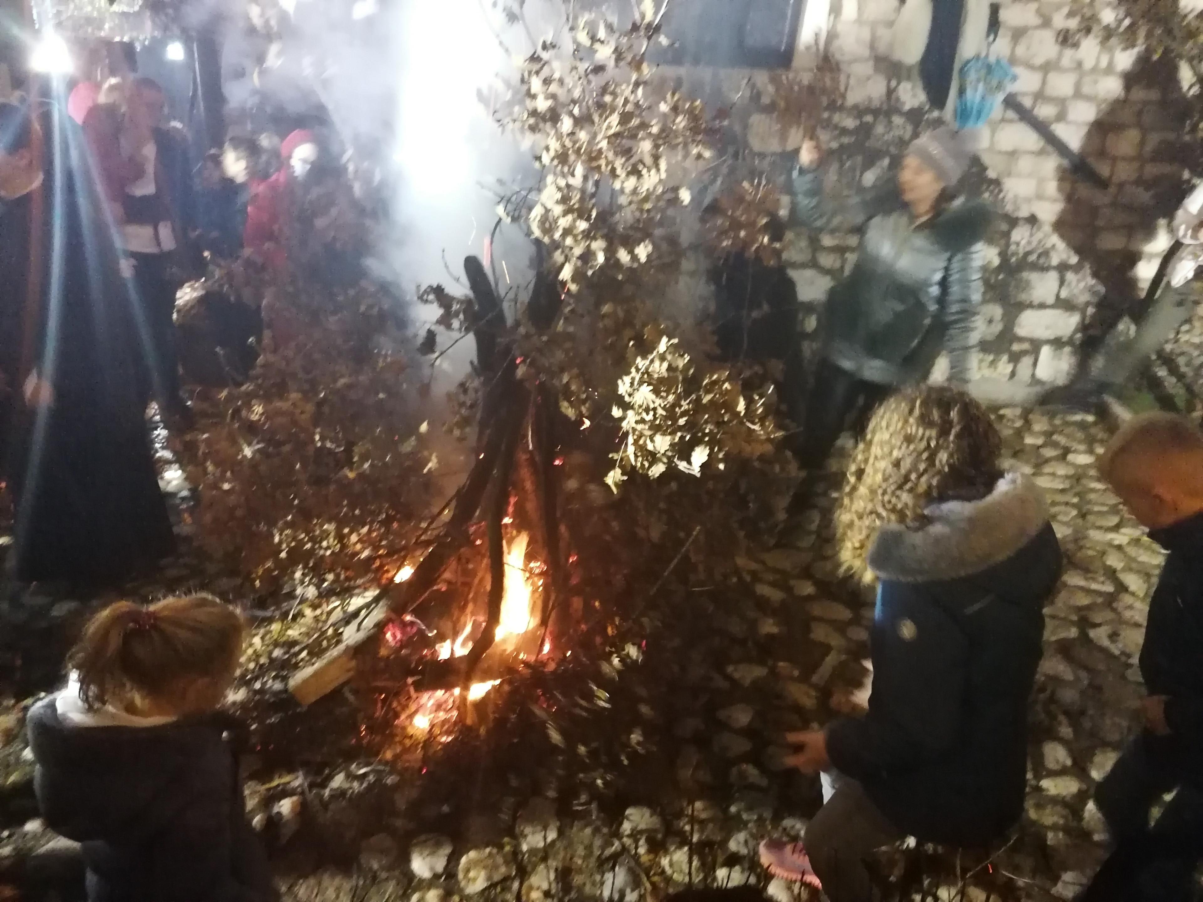 Badnjak zapaljen uprkos kiši - Avaz