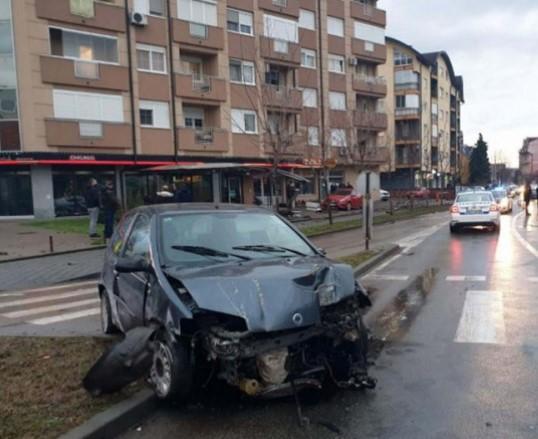 Automobilom uletio u baštu kafića, udario i u saobraćajni znak i metalne stubove