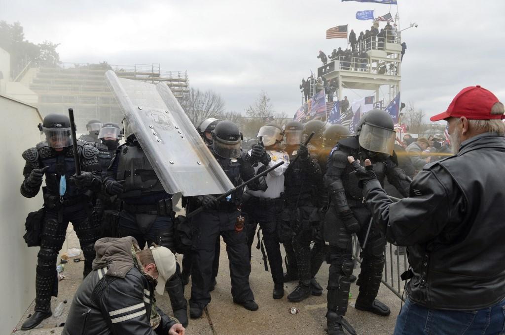 Sukob demonstranata i policije - Avaz