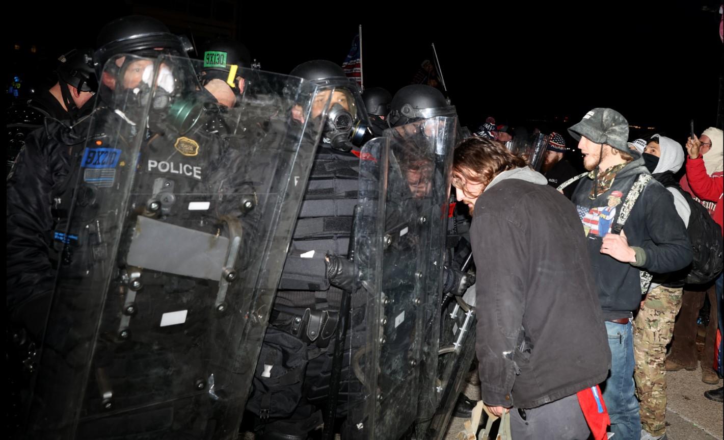 Policija rastjeruje demonstrante - Avaz