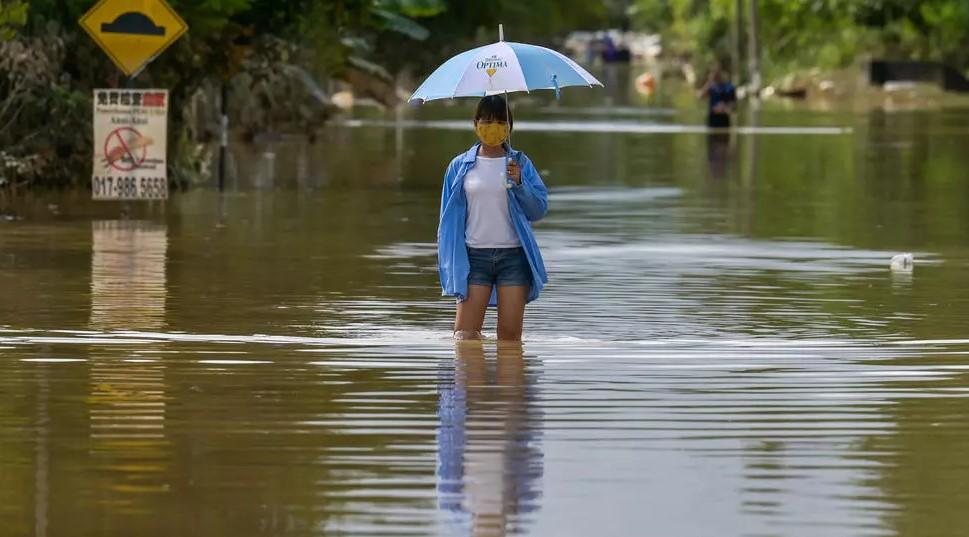 Monsoon rains on the east coast of Malaysia have caused flooding and forced almost 50,000 people to evacuate - Avaz