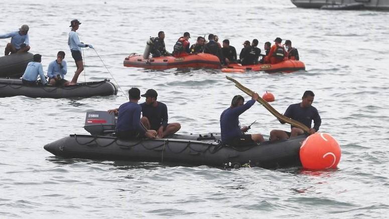 The Sriwijaya Air Boeing 737-500 went into a steep dive about four minutes after it left Soekarno-Hatta international airport in Jakarta on Saturday afternoon - Avaz