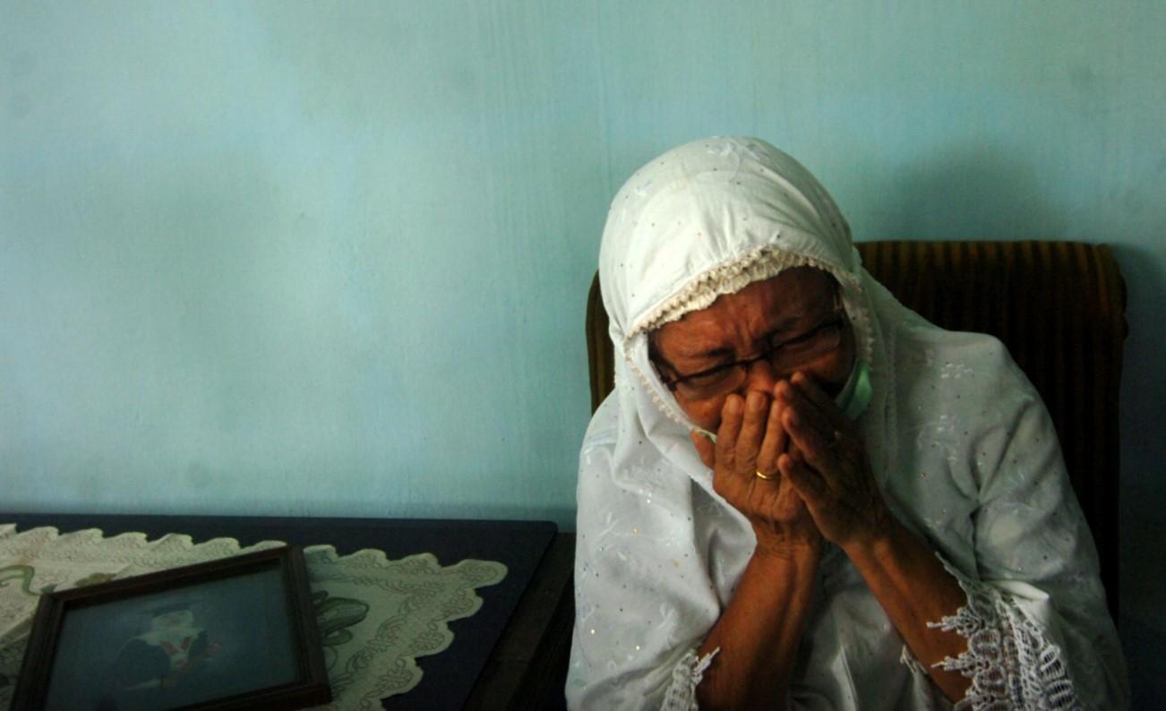 Sri Lungdiyanti, 41, family member of a Sriwijaya Air passenger reacts after the Flight SJ182 Boeing 737-500, crashed after taking off, in Tegal, Central Java Province, Indonesia, January 10, 2021. - Avaz