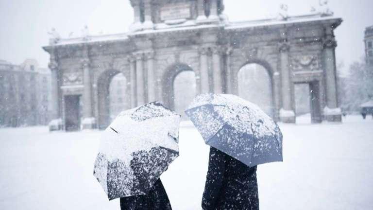 Spain races to clear snow before cold snap freezes roads