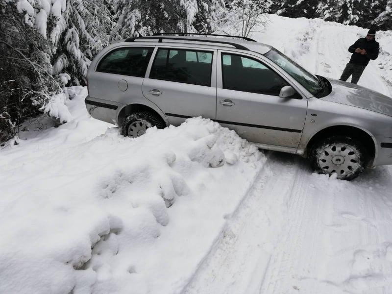 Na Nišićkoj visoravni automobil zamalo sletio u provaliju