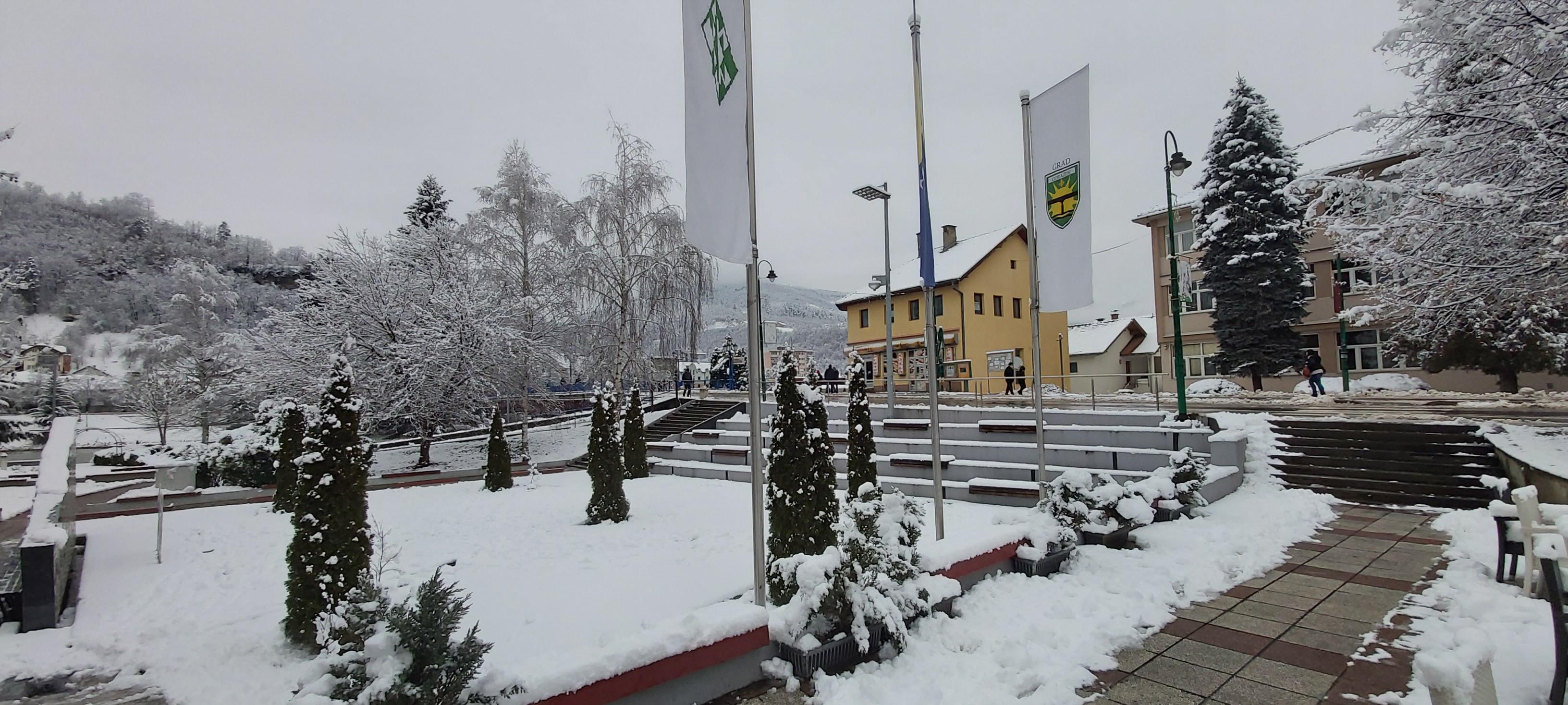 Radnici čiste kolovoze i pješačke zone - Avaz