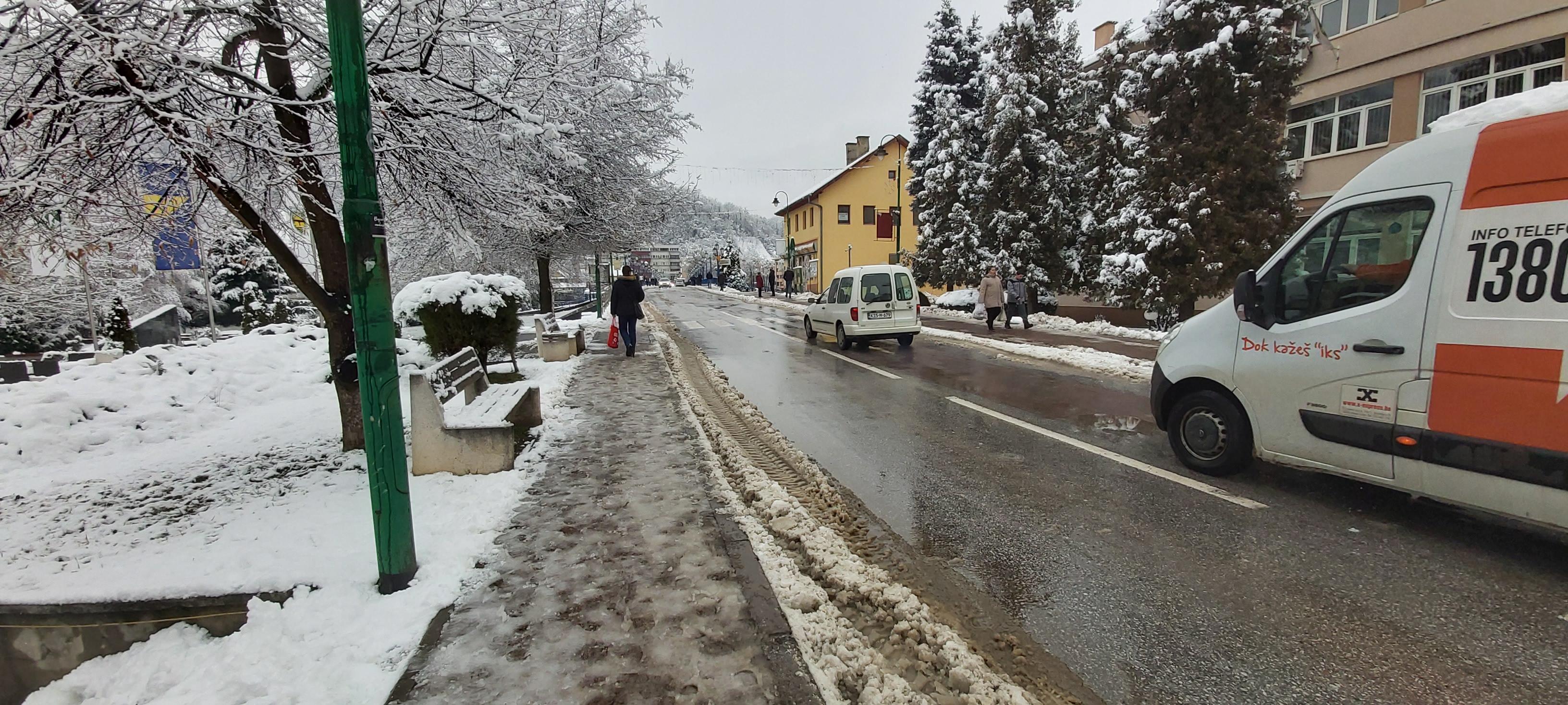 Radnici čiste kolovoze i pješačke zone - Avaz