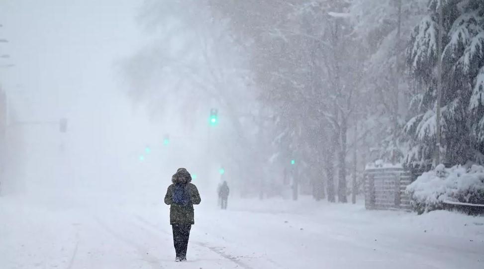 Snow keeps schools closed in icy central Spain